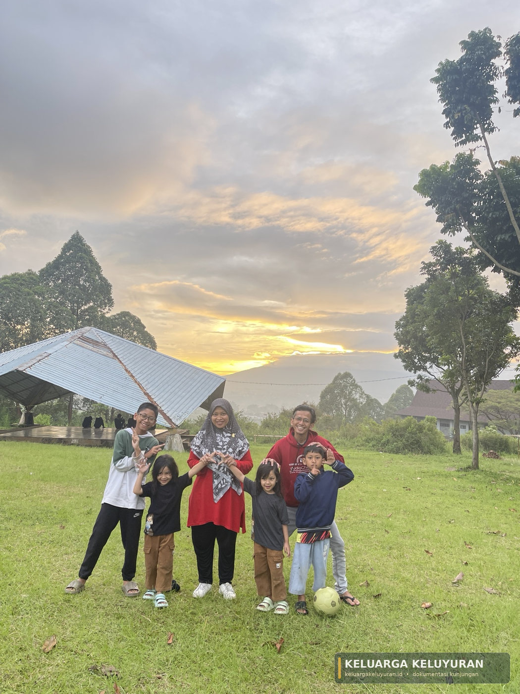 Foto asli perjalanan Keluarga Keluyuran di waktu senja